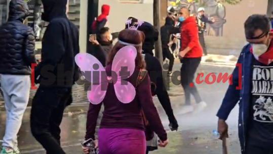 Një ‘flutur’ mes protestuesve të dhunshëm në Tiranë