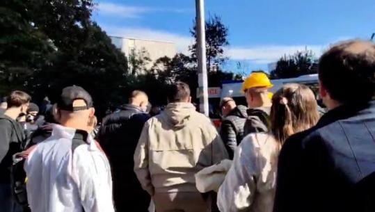 Protesta e dhunshme në Tiranë, një personi i bie të fikët! Ambulanca i shkon në ndihmë