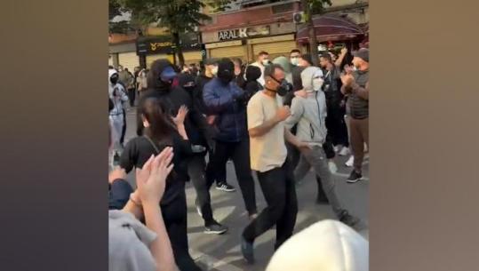 Protestuesit e maskuar ‘paradë’ në Rrugën e Durrësit