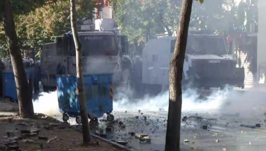 Tymi mbulon Rrugën e Durrësit, protestuesit sulm me pllaka trotuari dhe molotovë policëve! Efektivët u përgjigjen me gaz lotsjellës e ujë