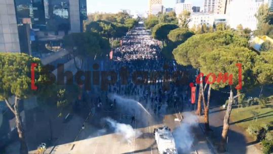 LIVE TV- Protestuesit zhvendosen në Bulevard! Sulm me molotovë e gurë efektivëve, digjet kabina e rojës te Ambasada e Vatikanit