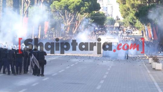 LIVE TV- Protestuesit zhvendosen në Bulevard! Sulm me molotovë e gurë efektivëve, digjet kabina e rojës te Ambasada e Vatikanit