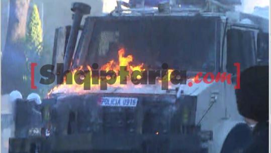Nuk reshtin molotovët e protestuesve, merr flakë autoboti i ujit