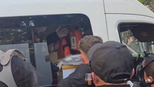 Protestuesit bllokuan auto-ambulancën, ministri Malaj publikon pamjet: E papranueshme, çdo vonesë mund të kushtojë një jetë!