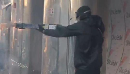 Protestuesit armatosen me fishekzjarre, i lëshojnë drejt policisë