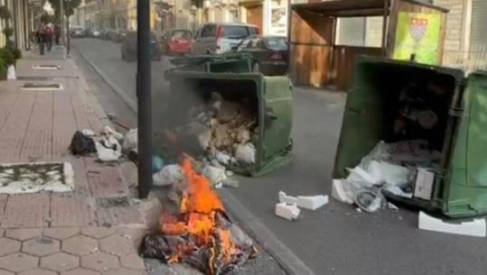 Lirohen protestuesit e shoqëruar në Shkodër, djegin koshat e mbeturinave në rrugë! Nisen drejt Bashkisë