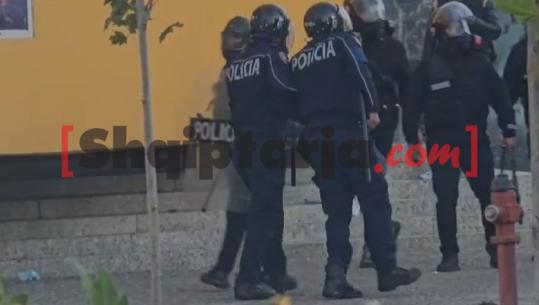 Lëndohet efektivi, shokët e ndihmojnë të largohet nga sulmet e protestuesve! Shihet duke çaluar e kërcyer mbi njërën këmbë