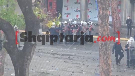 Kaos në bulevard, protestues të maskuar sulmojnë me pllaka trotuari dhe molotovë efektivët! Blutë nisin të tërhiqen