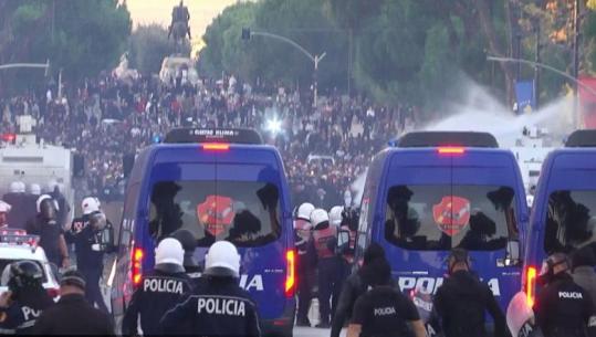 Përshkallëzon kundërpërgjigjja e policisë, zmbraps protestuesit dhe shoqëron të tjerë