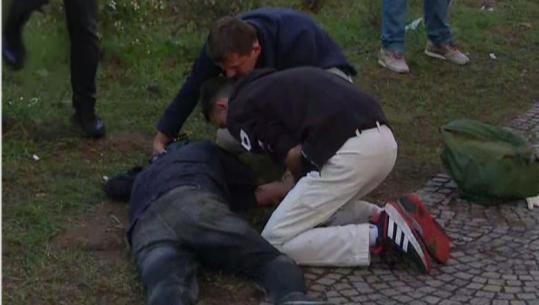 Pamje të rënda, protestuesi i moshuar humb vetëdijen