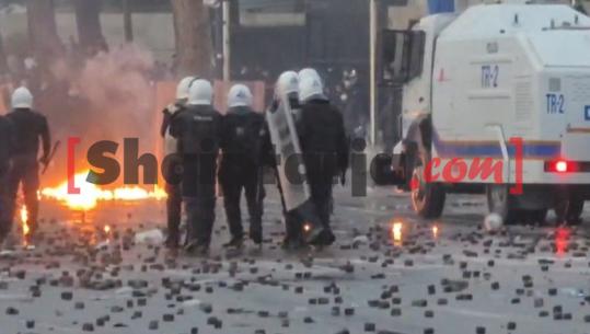 Protestuesit vijojnë me hedhjen e molotovëve, flakë para makinës ujëhedhëse