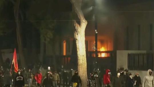 Sulme me molotov, digjet hyrja e ish-hotel ‘Dajtit’! Nuk resht hedhja e gurëve