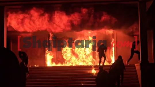 Sulme me molotov, digjet hyrja e ish-hotel ‘Dajtit’, momenti kur dera shpërthen në flakë! Nuk resht hedhja e gurëve (VIDEO)