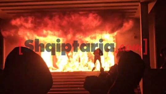 LIVE TV- Situatë e rënduar në protestë/ Sulmohen zyrat e Bankës së Shqipërisë te ish-Hotel Dajti, ndëhyn RENEA! Policit i shpërthen molotovi te këmbët, lëndohen edhe protestues