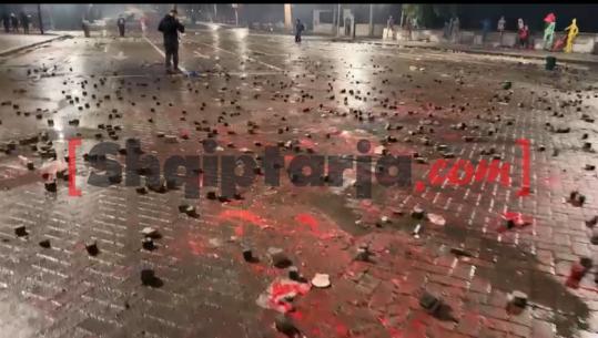 I mbuluar nga gurët e molotovët, pamjet e bulevardit pas shpërndarjes së protestuesve! Forcat RENEA në terren, mbërrijnë te kryeministria