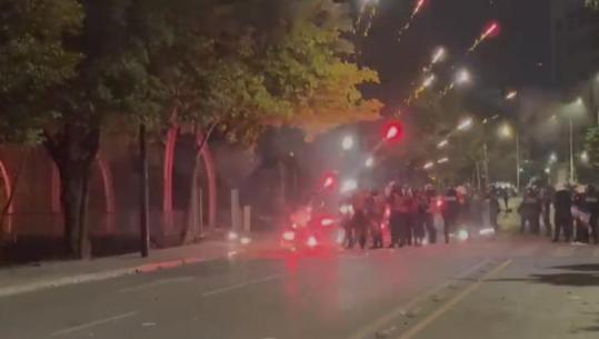 Protestuesit hedhi fishekxjarre drejt policisë, merr flakë ura te Piramida 