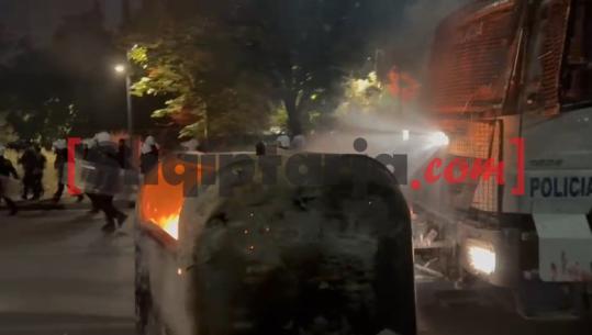 Protestuesit sulme nëpër Tiranë, vijojnë me djegien e koshave, shkatërrojnë tabela! Shënjestrojnë edhe kioskat