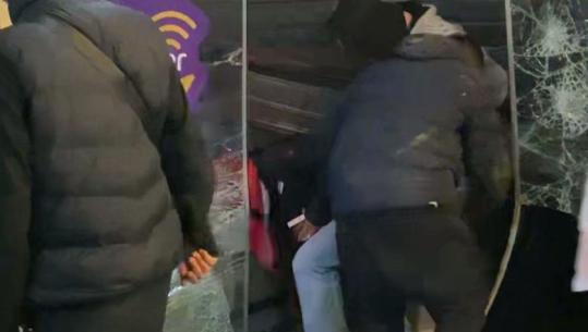 Protestuesit thyejnë qepenin e dyqanit të një kompanie celulare, plaçkisin celularë e pajisje