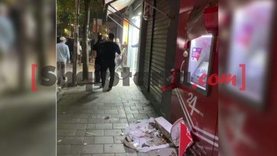 Protestuesit shkatërrojnë bankomatin