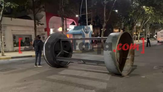 Vijon rrëmuja në Tiranë, protestuesit bllokojnë rrugën me tabelën e dekorit