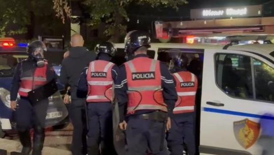 Policia marshon nëpër qytet për të shpërndarë protestuesit, disa të shoqëruar! Një të mituri i bie të fikët, lihet i lirë