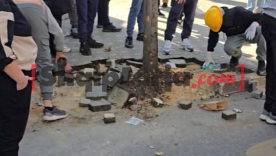 Nisin përgatitjet për përplasje pranë Ministrisë së Arsimit! Protestuesit shkulin pllakat e trotuareve për t'i përdorur kundër policisë
