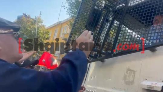 Protesta te Ministria e Arsimit, protestuesit të acaruar me policinë: Keni fëmijë ju? Na vratë ore!