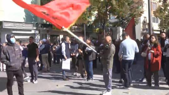 Protestuesi valëvit flamurin kuqezi, disa vajza ia marrin valles
