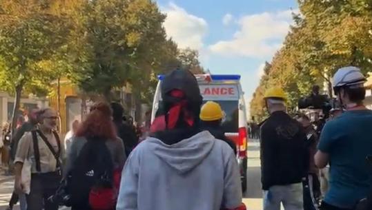Protesta te Ministria e Arsimit, protestuesit i hapin rrugën ambulancës, një gazetare e lënduar