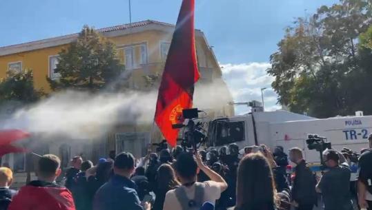 Protestuesit sulmojnë me gurë e vënë zjarre, policia reagon me gaz lotsjellës