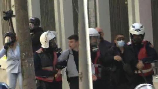 Sulmet me gurë, shoqërohen disa protestues! Policia i shpërndan me ujë e gaz