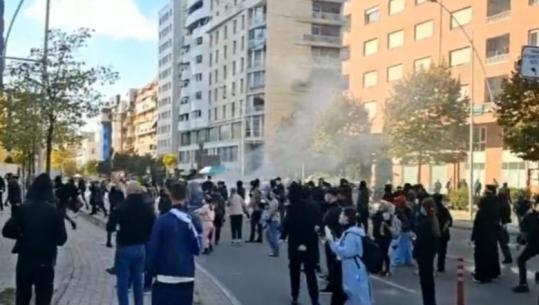 LIVE - Dita e 6-të e protestës, këngët e vallet zgjasin pak, nisin përplasjet! Sulm me gurë efektivëve, lëndohet gazetarja! Protestuesit marshim në Tiranë