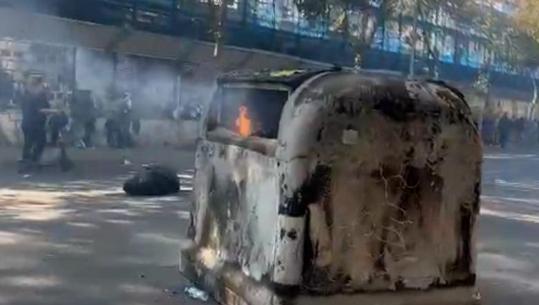 Protestuesit marshojnë nëpër Tiranë, djegin kosha mbeturinash e tentojnë të shkatërrojnë kioska