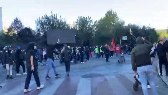 LIVE - Dita e 6-të e protestës, këngët e vallet zgjasin pak, nisin përplasjet! Sulm me gurë efektivëve, lëndohet gazetarja! Protestuesit marshim në Tiranë, djegin kosha