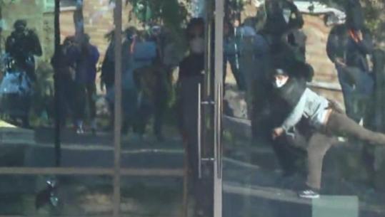 LIVE - Dita e 6-të e protestës, sulm me gurë efektivëve, lëndohet gazetarja! Protestuesit marshim, shënjestrojnë selinë e PS