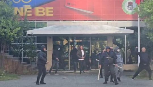 LIVE - Protestuesit shënjestrojnë selinë e PS, thyejnë derën kryesore, brenda i presin disa persona me shkopinj! Hidhet ujë e gaz lotsjellës