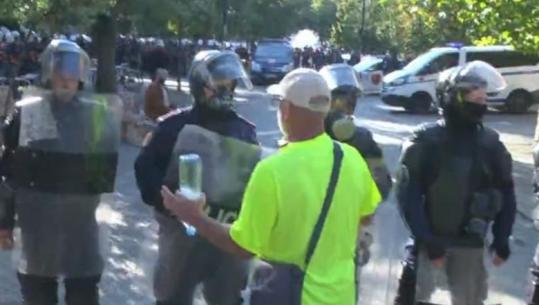 U sulmua nga protestuesit, policia kordon sigurie te selia e PS