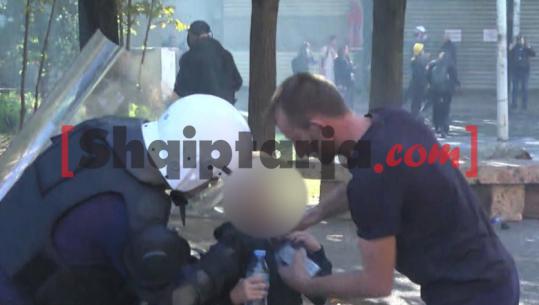 Protesta e dhunshme, një fëmijë i mitur në mesin e 'betejës'! Efektivi e ndihmon të largohet (VIDEO)