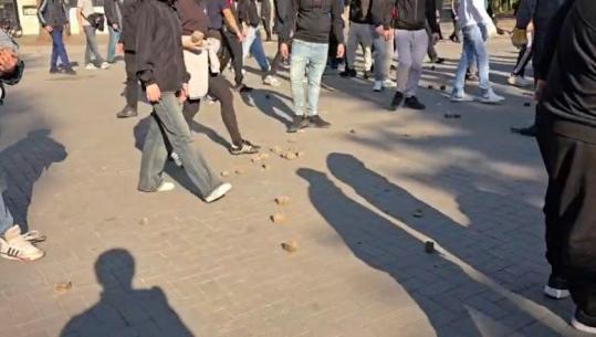 Protestuesit e maskuar para kryeministrisë, shpërndajnë gurë për sulm (VIDEO)