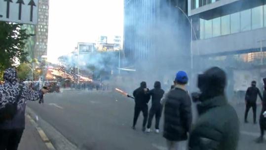 Kaos në 'zemër' të Tiranës, protestuesit sulmojnë me fishekzjarre policinë