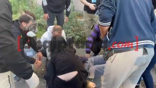 Protesta e dhunshme në Tiranë, një vajzë ndihet keq dhe humb ndjenjat! Disa persona i vijnë në ndihmë
