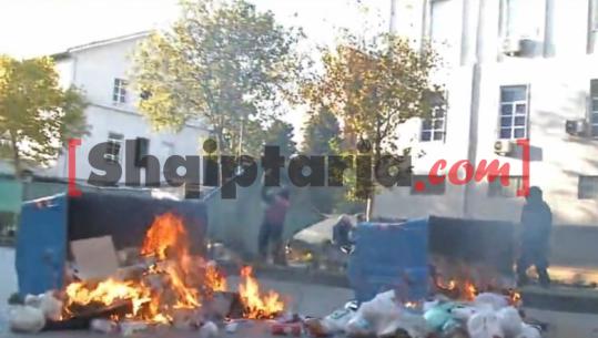 Protestuesit i vënë flakën dhe përmbysin koshat e mbeturinave te ‘Asim Vokshi’, efektivët e Policisë lirojnë rrugën