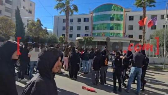 Protestat e dhunshme në Durrës, gjykata jep masat për 22 të arrestuar! Katër në arrest shtëpie, 18 me detyrim paraqitjeje