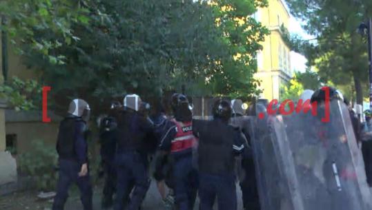 Tensione te Ministria e Brendshme, protestuesit përplasen me policinë: Nuk jemi në luftë civile