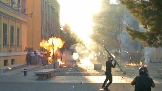 Zjarr dhe gurë 'beteja' te Ministria e Brendshme, hidhet ujë dhe gaz lotsjellës (VIDEO)