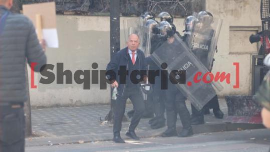 Me këmishë, kollare dhe kapele sportive, aktivisti Sazan Guri shfaqet në protestën e dhunshme në Tiranë