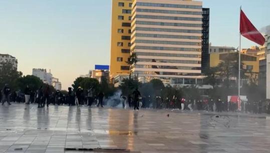 Kaosi zhvendoset te 'Sheshi Skënderbej', protestuesit sërish sulm me gurë, policia hedh ujë