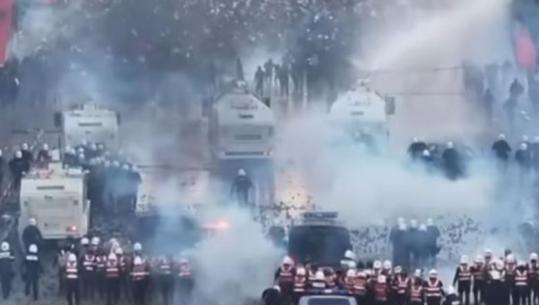 Protestuesit qëllojnë me gurë, policia i përgjigjet me autobotë uji! Balla publikon pamjet e përplasjes: Po mbrojmë Shqipërinë nga kaosi