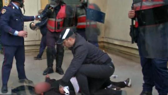 E rëndë/ Protestuesit dhunojnë një qytetar që kishte ardhur nga Korça, i vijnë në ndihmë drejtuesja e Policisë Bashkiake dhe efektivët! I dëmtuar edhe një polic