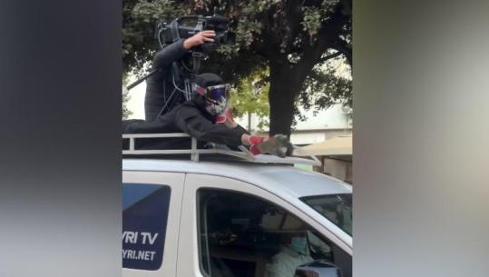 Televizioni i familjes Berisha ‘taksi falas’ për protestuesit, i maskuari ‘shëtit’ mbi makinën e Syri Tv (VIDEO)